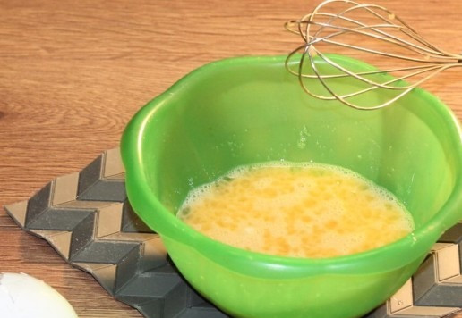 1. Этап. Пирожки с яблочной начинкой: 4. Вбиваем в миску яйца (2 шт) и всыпаем соль (1-1,5 ч. л.), взбиваем венчиком.