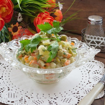 Картофельный салат с кальмарами и огурцами