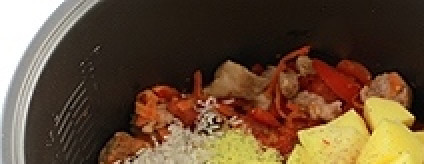 1. Этап. Суп с мясом в мультиварке: Теперь закладываем картофель и промытый рис, а также специи по вкусу.