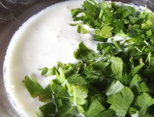 1. Этап. Фарш из куриных сердечек: 5. Вымыть свежую зелень и измельчить. Добавить зелень в сметану. Всыпать щепотку соли и полить полученной заправкой сверху. Снова отправить форму в разогретую духовку на этот раз минут на 10-15. Также дополнить рецепт приготовления фарша из куриных сердечек можно тертым сыром.