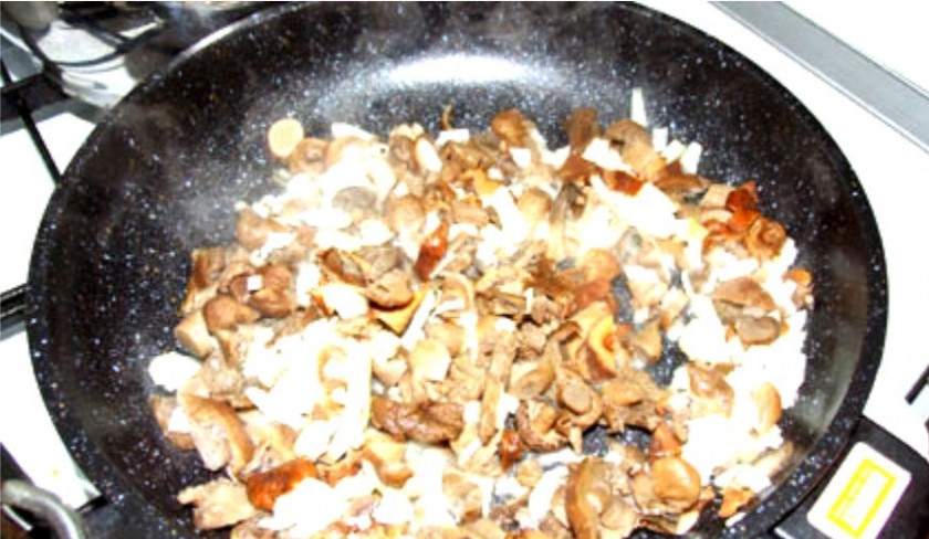 1. Этап. Волнушки, жареные в сметанном соусе: 4. Теперь, пока лук с чесноком обжариваются, волнушки нужно крупно нарезать. После чего отправить на жарку в сковороду на 5-7 минут.