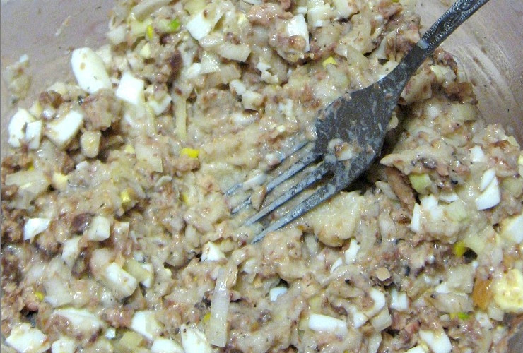 1. Этап. Рыбные котлеты из консервы: Тщательно перемешиваем все ингредиенты до однородности руками или вилочкой.