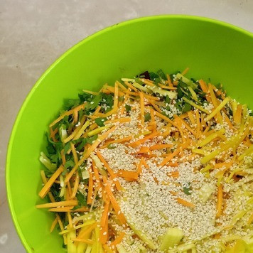 1. Этап. Салат Яркий: В глубокой миске соединить все ингредиенты и перемешать. Если вы любите поострее, то добавьте пару зубков измельченного чеснока.