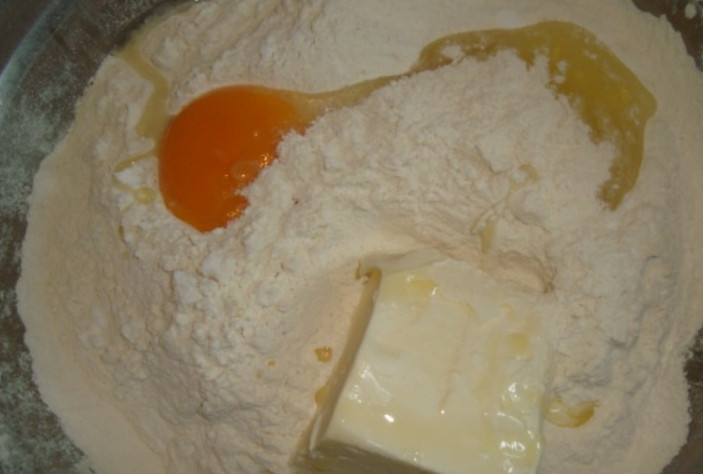 1. Этап. Бадамбура: В молоке растворяем дрожжи. Муку соединяем с сахарной пудрой, солью, яйцом и сливочным маслом.