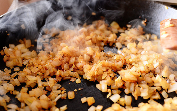 1. Этап. Паста с курицей и моцареллой: Пожарить лук с чесноком.