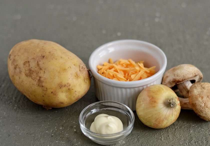 1. Этап. Крошка картошка с грибами: Подготовьте все ингредиенты.