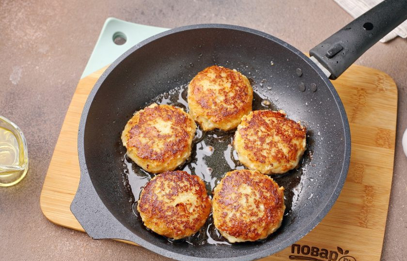 1. Этап. Котлеты из минтая с сыром: Обжарьте котлеты в хорошо разогретой сковороде с маслом на среднем огне с двух сторон до готовности.