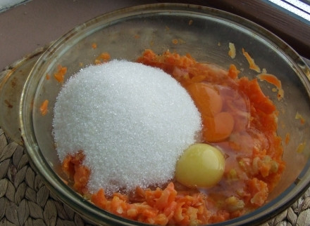 1. Этап. Морковная коврижка: 2. Добавьте сахар (его количество зависит от ваших вкусовых предпочтений), щепотку соли. Вбейте яйца. Для аромата в рецепт приготовления морковной коврижки используйте любимые специи.