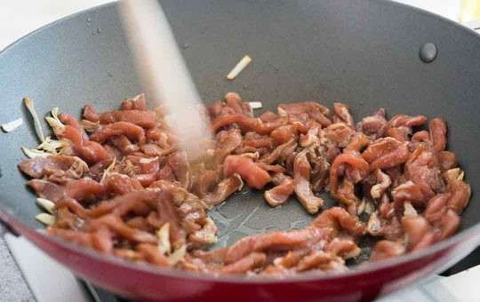 1. Этап. Свинина, обжаренная на сковороде с зеленым луком: 2. Выложите маринованное мясо в сковороду к чесноку.