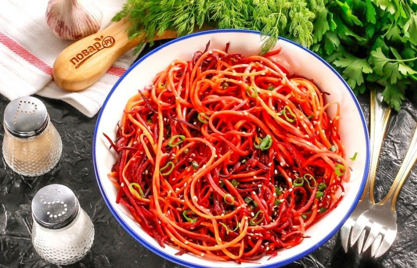 1. Этап. Салат из свеклы и моркови по-корейски: Подайте салат к столу охлажденным.