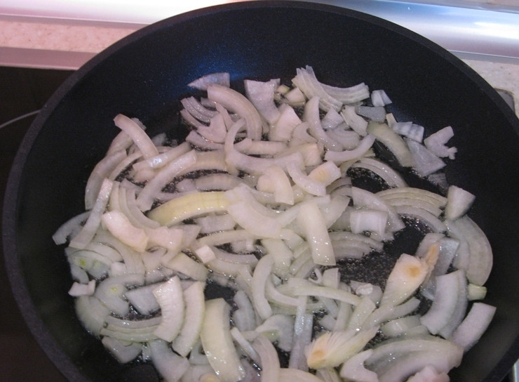 1. Этап. Суп с морепродуктами: Лук обжарьте 5-7 минут на разогретом масле.