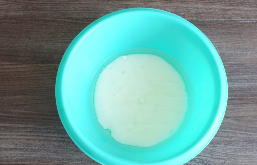 1. Этап. Пирожки с повидлом на кефире: Соедините в чаше кефир и растительное масло. Подогрейте в микроволновке до температуры 36-38 градусов.