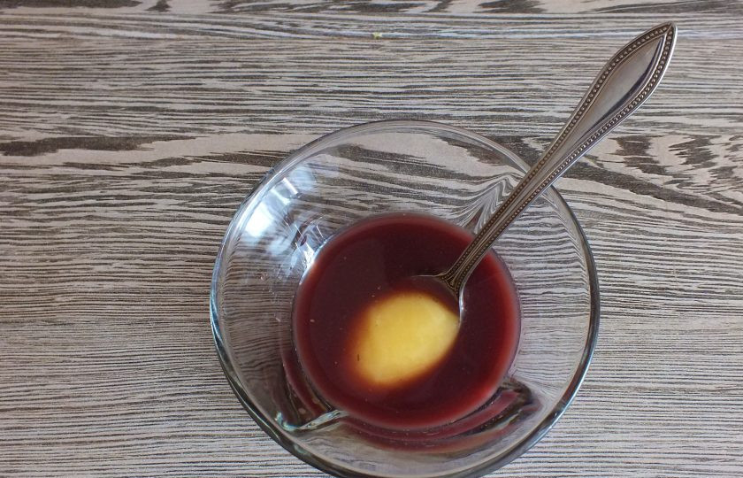 1. Этап. Буженина в вине: Процедите остатки маринада и смешайте его с мёдом.