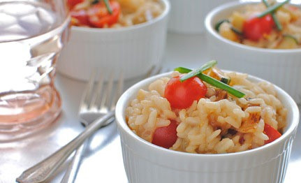 1. Этап. Ризотто с кабачками и помидорами: Раскладываем его по тарелкам, украшаем зеленым луком и подаем к столу. Приятного всем аппетита!