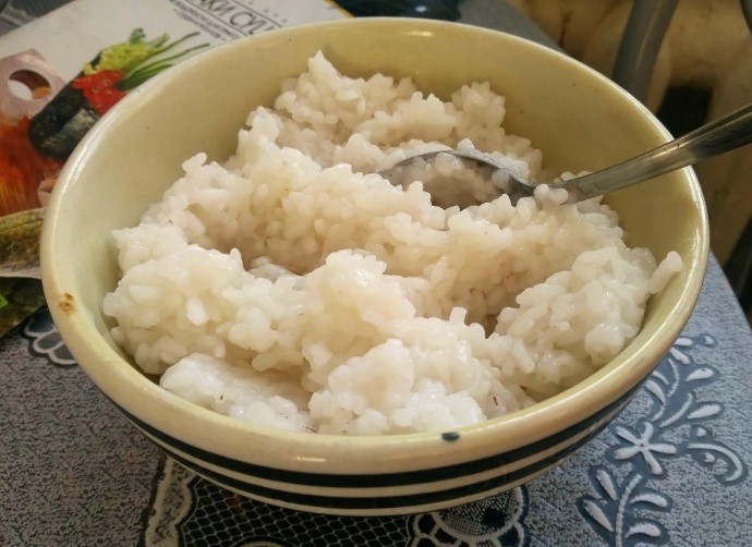 1. Этап. Роллы Аляска: 1. Хорошенько промойте рис, затем отварите его в подсоленной воде. Остудите рис, а затем добавьте к нему рисовый уксус, перемешайте.