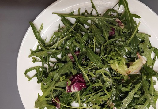 1. Этап. Салат с куриной печенью: На большую тарелку выложить салатные листья. Полить бальзамическим уксусом и сбрызнуть оливковым маслом.