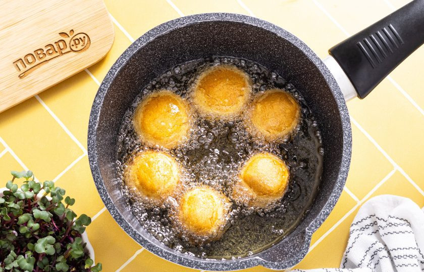 1. Этап. Фалафель из батата: Влейте в кастрюлю или сотейник с толстым дном растительное масло. Хорошо разогрейте его на среднем огне. Опустите шарики из батата в горячее масло. Жарьте около 2-4 минут до румяной корочки.