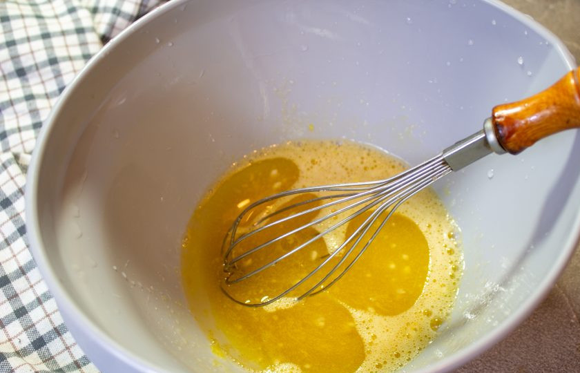 1. Этап. Морковный кекс с орехами: Влейте растительное масло, перемешайте.