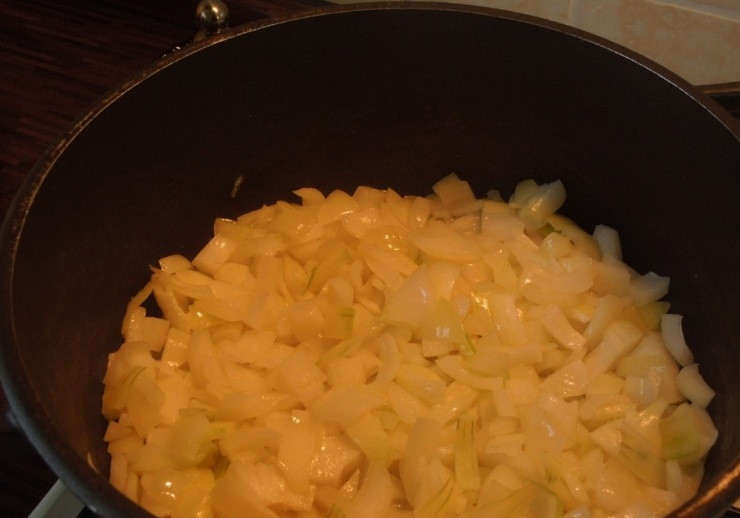 1. Этап. Курица по-еврейски: Для приготовления этого блюда лучше всего использовать кастрюлю с толстым дном или казанок. Итак, наливаем в кастрюлю небольшое количество растительного масла и выкладываем нарезанный лук. Жарим пару минут на сильном огне.