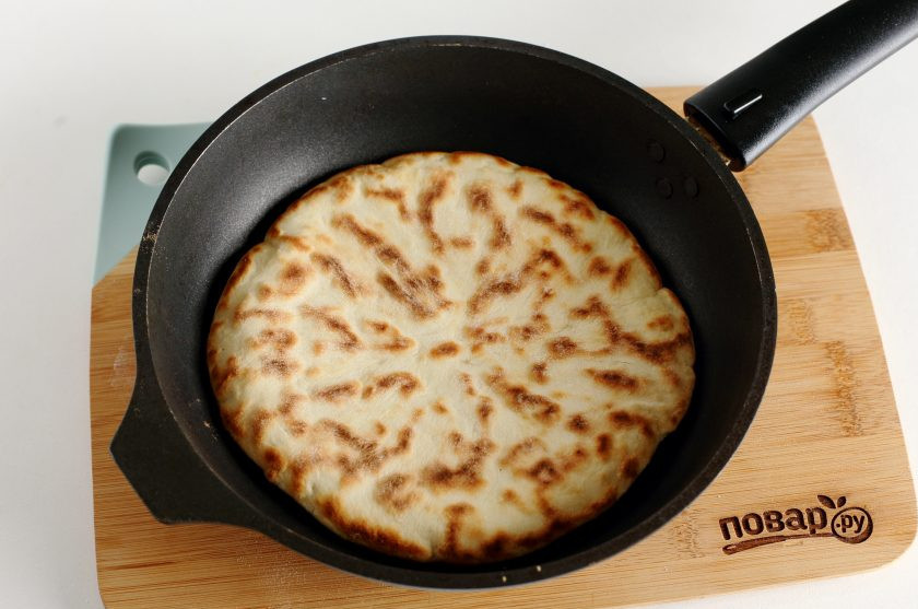 1. Этап. Хачапури на сметане: Лепешки с сыром жарьте на сухой сковороде.