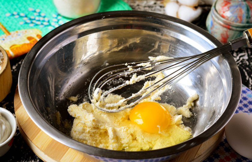 1. Этап. Кулич который не крошится: По одному вводите яйца и перемешивайте венчиком.