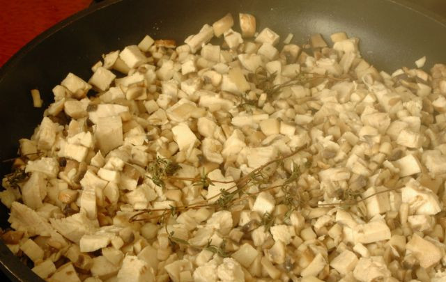 1. Этап. Гренки с грибами: Хлеб убрать со сковородки, стряхнуть крошки. Распустить на этой же сковородке сливочное масло. Обжарить измельченные филе и грибы вместе с веточкой тимьяна. Масса должна на 1/3 или 1/4 ужарится в объеме за счет шампиньонов. Они достаточно теряют в объеме.