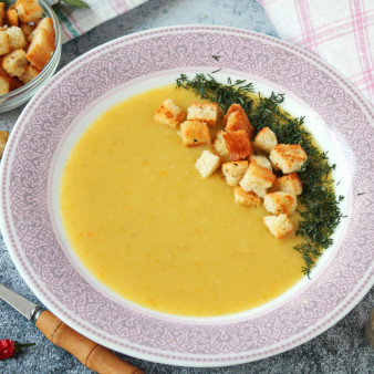 Суп-пюре из кабачков на мясном бульоне