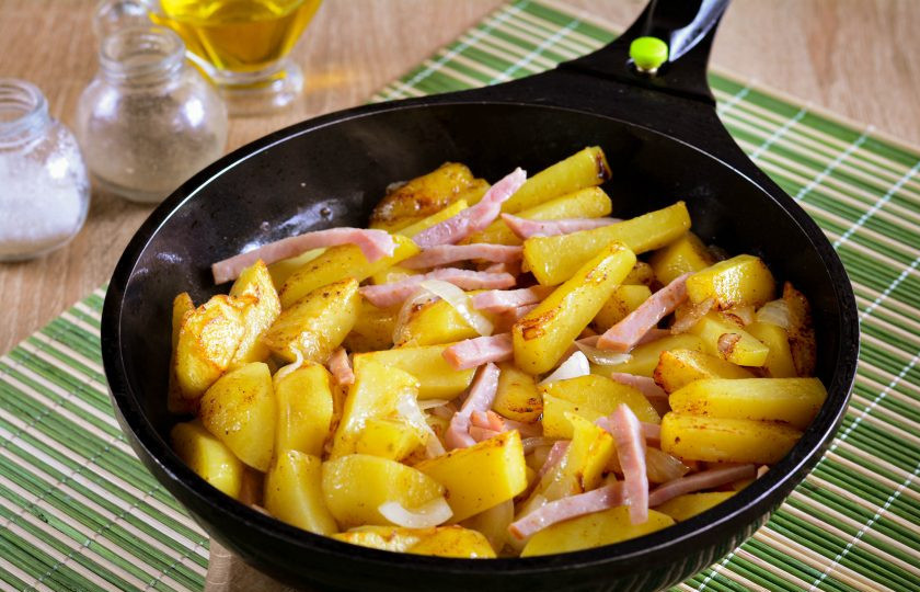 1. Этап. Жареная картошка с ветчиной: Перемешайте и убавьте огонь. Жарьте картошку до мягкости еще примерно 15 минут. Добавьте соль и перец по вкусу. Перемешайте и попробуйте на вкус.
