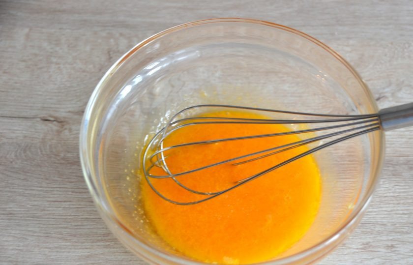 1. Этап. Суфле Крем-брюле: Взбейте желтки до растворения сахара.