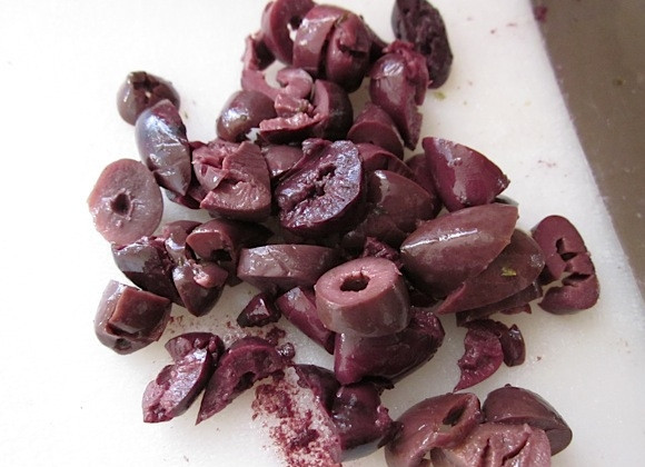 1. Этап. Хлеб с оливками: 2. Нарежьте оливки крупными кусочками произвольной формы.