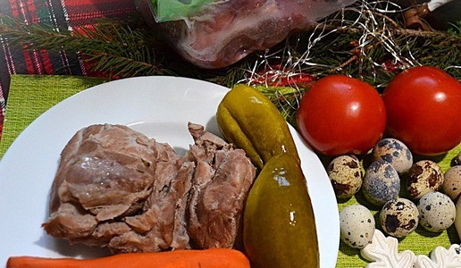 1. Этап. Салат Сытое Застолье: Отварить индейку, яйца и морковь.