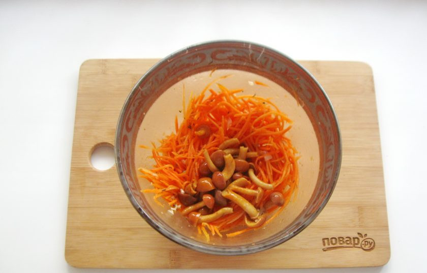 1. Этап. Морковь по-корейски с опятами: Добавьте маринованные опята.