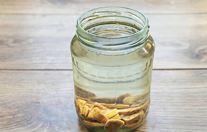 1. Этап. Самогон на инжире: Залейте инжир самогоном и плотно закройте. Уберите в темное место на две недели.