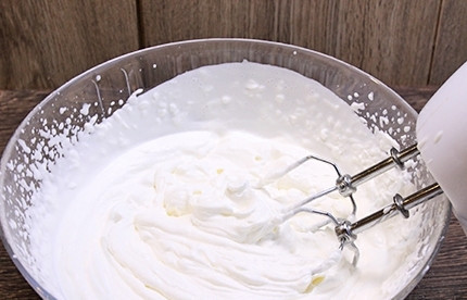 1. Этап. Крем из сыра маскарпоне: Холодные сливки выливаем в охлажденную посуду и взбиваем. Начинаем взбивать на маленькой скорости, постепенно увеличивая ее. Взбиваем до загустения.