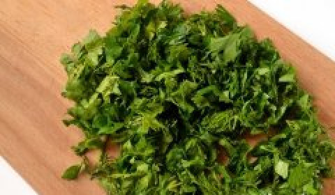 1. Этап. Хычины с сыром: Зелень укропа и петрушки мелко шинкуем.