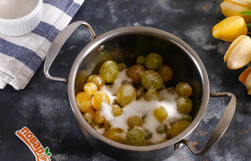 1. Этап. Варенье из незрелого винограда: Выложите ягоды в казан или сотейник, небольшую кастрюлю и потушите их примерно 10 минут, чтобы они выделили сок. Затем засыпьте сахарным песком и перемешайте. Сразу же сок с сахаром образует сироп, в котором будут вариться ягоды. Варите лакомство еще 10-15 минут, затем остудите в течение 1 часа.