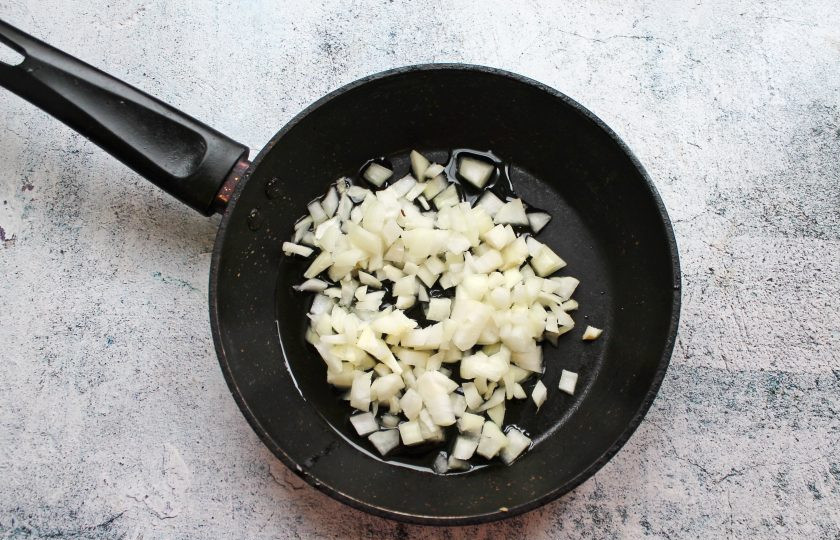 1. Этап. Пирожки с солеными груздями и рисом: Пока тесто подходит, займитесь начинкой. Для этого репчатый лук мелко порежьте и обжарьте на сковороде в течение 5-7 минут. Лук должен стать мягким и золотистым.