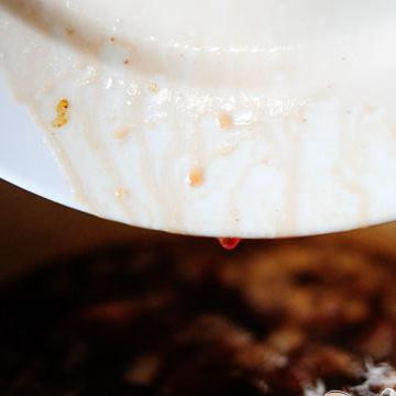 1. Этап. Тушеная говядина с пивом и паприкой: Влейте оставшийся от мяса сок.