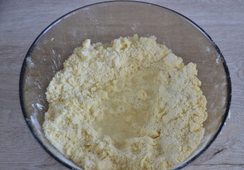 1. Этап. Тыквенный пай: Сделайте в муке углубление, влейте ледяную воду с лимонным соком.