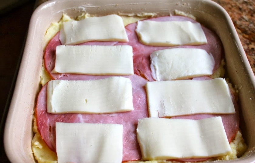 1. Этап. Пирог с моцареллой и ветчиной: Шаг 7. Выложите нарезанную ветчину. На ветчину выложите моцареллу.