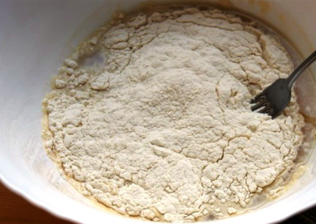 1. Этап. Пивной кляр для рыбы: Смешайте пиво с мукой, добавьте взбитые белки.