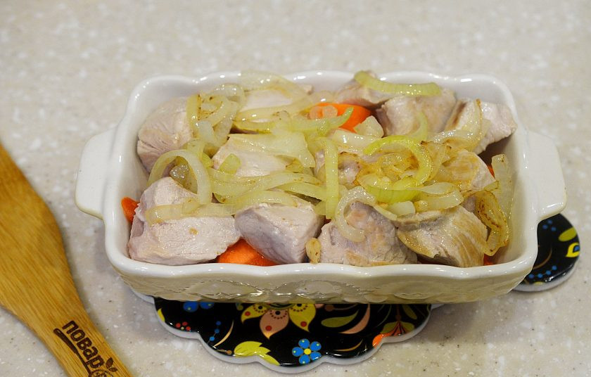 1. Этап. Индейка с овощами в духовке: 6. Выложите на индейку. Посолите, поперчите.