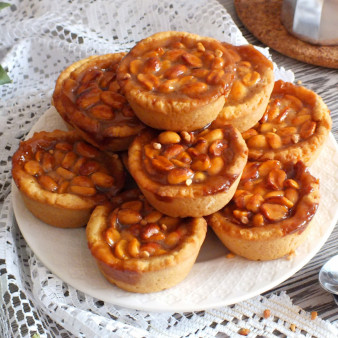 Тарталетки с орехами и карамелью