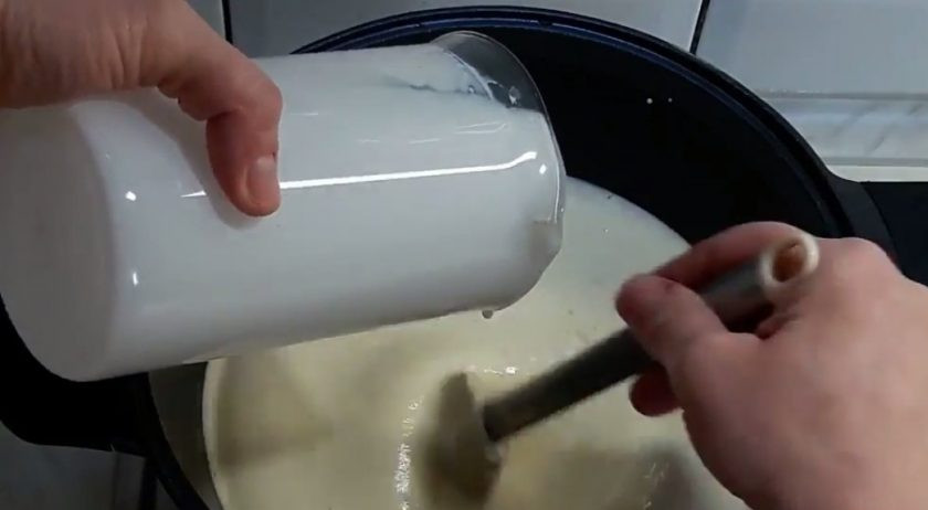 1. Этап. Клубнично-ванильное мороженое: 2. В емкость на небольшом огне добавьте сливки и проварите яичную смесь, постоянно помешивая, до температуры 80 градусов. Добавьте ванильный экстракт, перемешайте и снимите с огня.