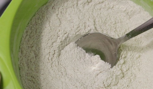 1. Этап. Тыквенные маффины с черникой: Шаг 4. Муку смешать с сахаром, содой и разрыхлителем. Если используете корицу, добавьте её на этом этапе.