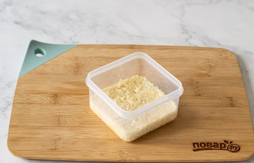 1. Этап. Веганское баунти: Плотно выложите массу в форму, уберите на 1 час в морозилку.