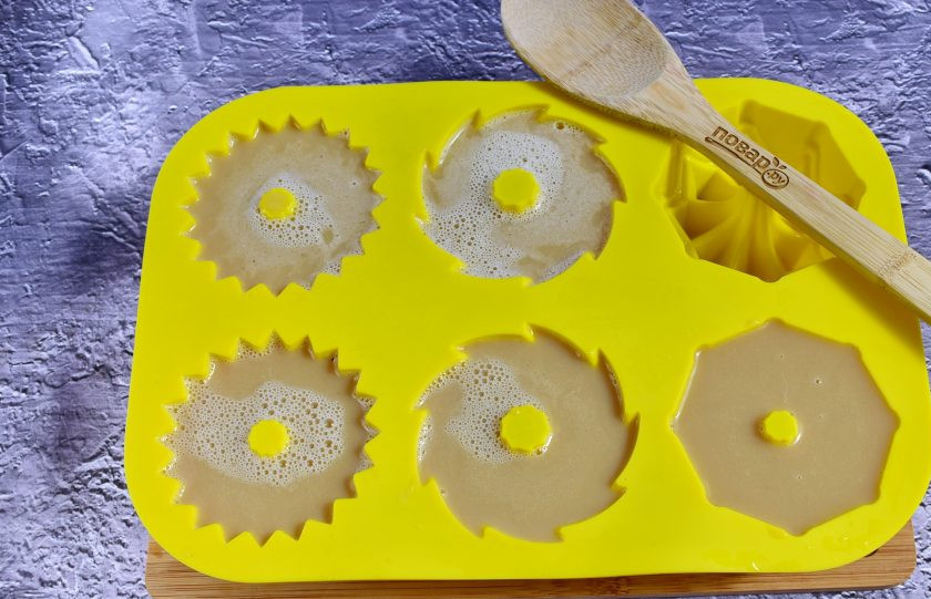 1. Этап. Бланманже кофейное: Разлейте по силиконовым формочкам, остудите до комнатной температуры. Поставьте кофейное бланманже в морозильник на 1,5-2 часа.