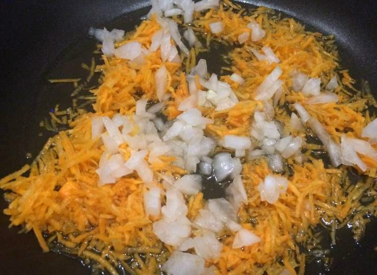 1. Этап. Голубцы из индейки: Морковь моем и очищаем от кожуры. Натираем на терке, а затем бросаем на раскаленную сковородку обжариваться. Туда же добавляем порубленный репчатый лук. Добавляем немного воды, чтобы масса не пригорела. Обжариваем десять минут.