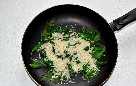 1. Этап. Рис с крапивой: Всыпьте рис.