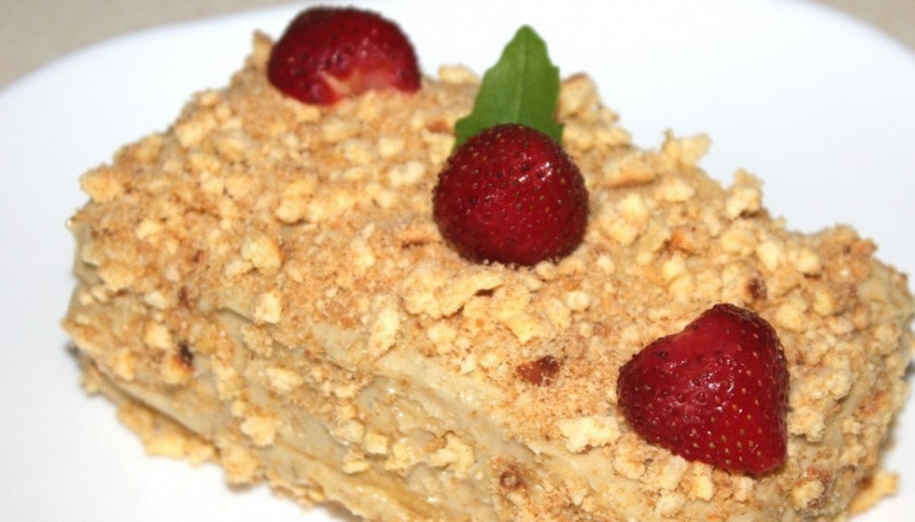 1. Этап. Бисквитный торт со сгущенкой: Смажьте коржи приготовленным кремом и слегка придавите руками. Верхушку торта также покрываем кремом и присыпаем крошками из остатков коржей. Поместите торт в холодильник для застывания на 2-3 часа. Украсьте готовый торт свежими ягодами. Приятного аппетита!